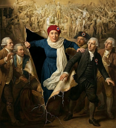 Eine Frau tritt durch ein historisches Gemälde der französischen Nationalversammlung