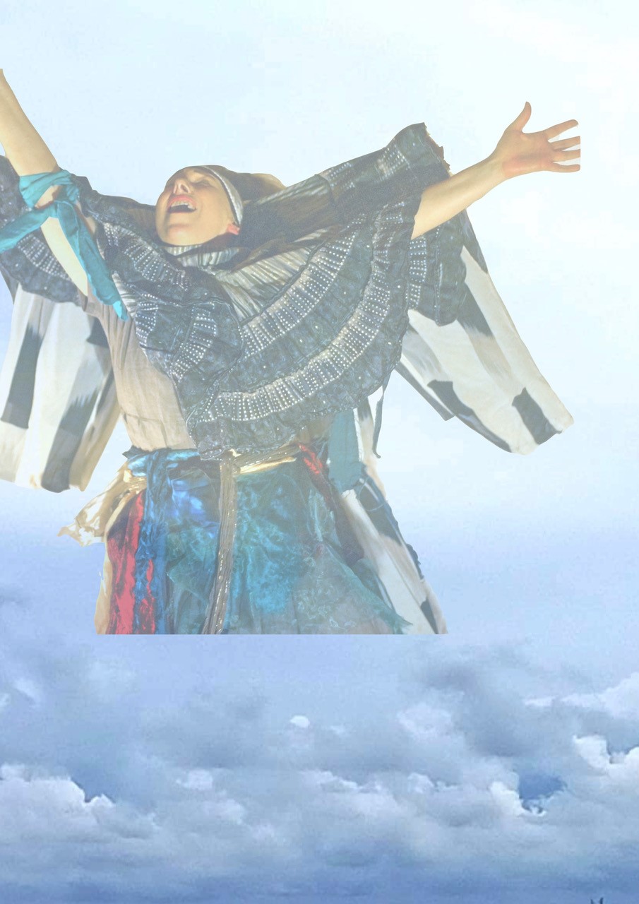 Angelika Neumann, Lotte Grohe breiten ihre Arme wie Schwingen aus