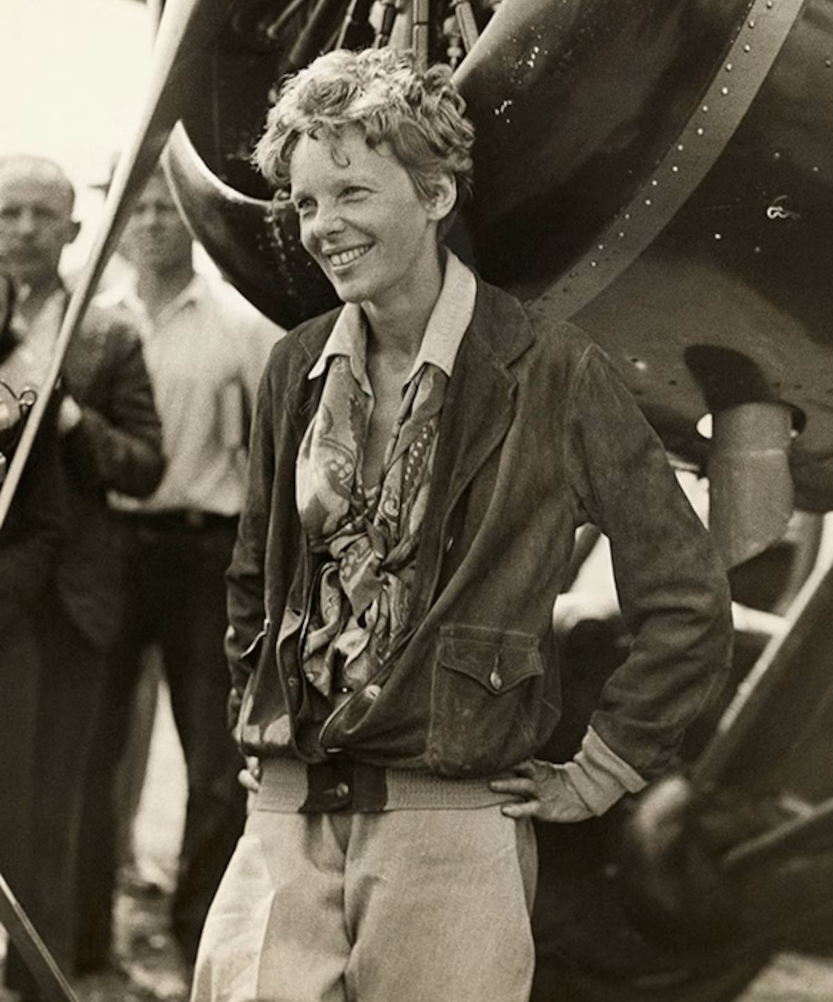 Amelia Earhart vor ihrem Flugzeug